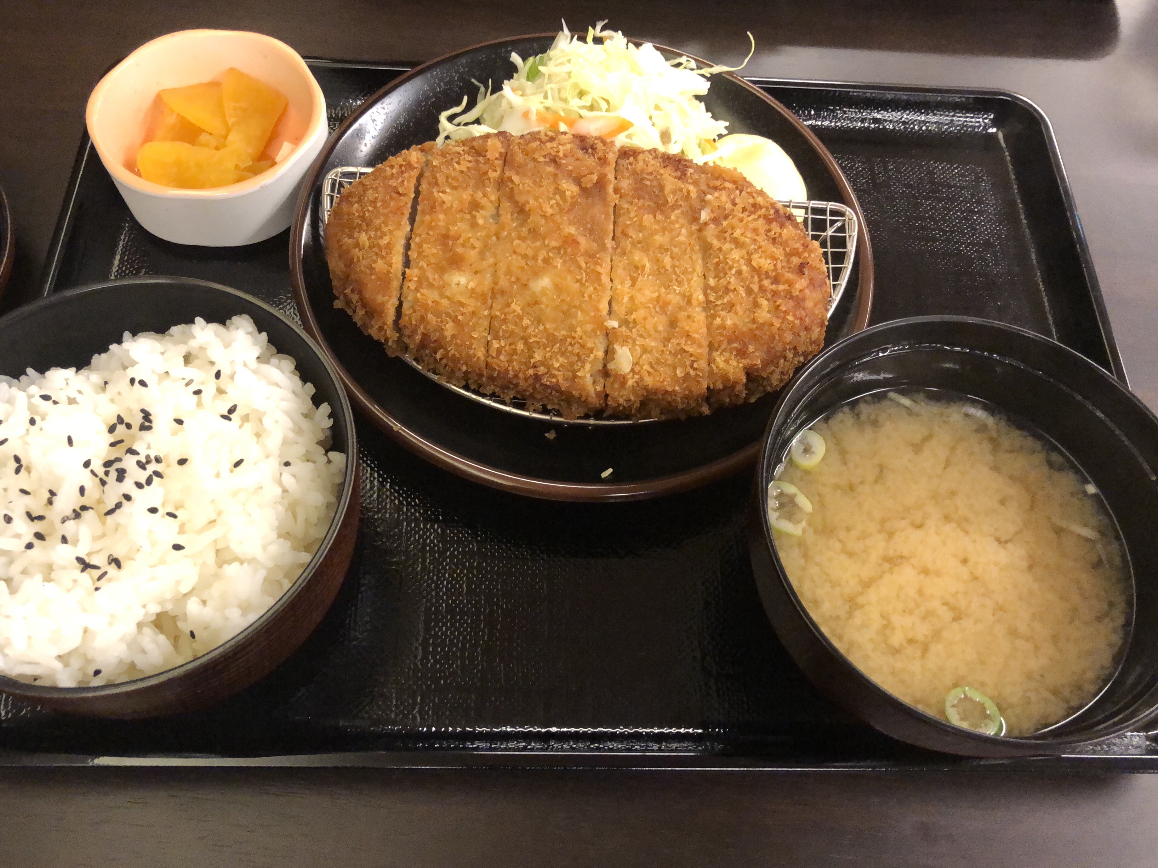 チーズチキンメンチカツ定食